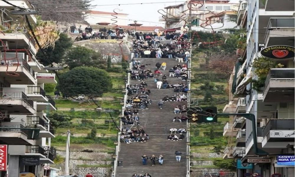 Πάτρα: Συνωστισμός σαν σε καρναβάλι (βίντεο & εικόνες)